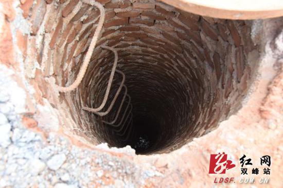 双峰一青年在深污水井爬行400余米救起6岁儿童