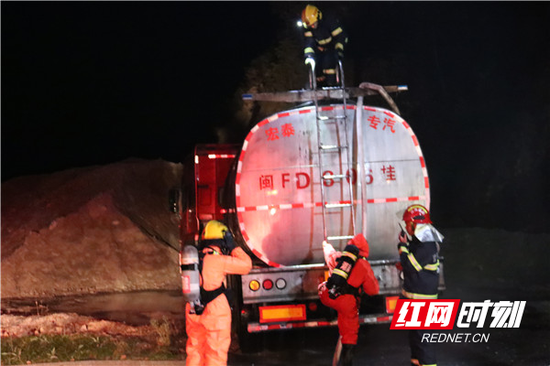 经过五个多小时的处置,20时45分,消防指战员进入罐车顶部查勘无残余液体,该泄漏应急事故处理完毕。