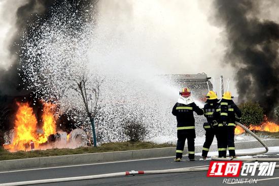 12月5日16时许，353国道上，一辆满25吨石脑油的罐车车头起火，石门消防大队火速赶到现场
