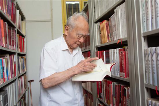 9月3日，沧南在湘潭大学马克思主义学院图书阅览室内翻阅书籍。新华社记者 柳王敏 摄