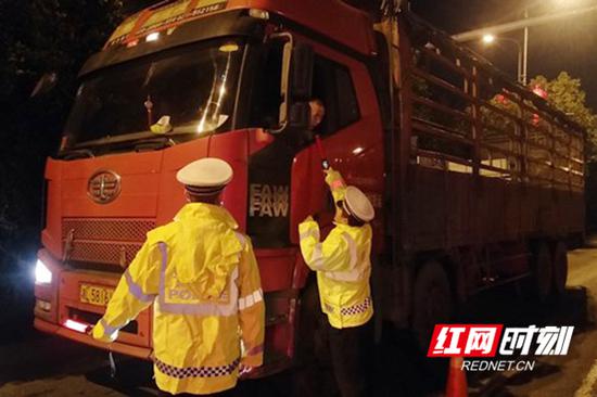 12月以来,交警支队共发布“双微”15条,新闻报道21条,发布提示信息25.6万条,发放宣传资料2万余份。