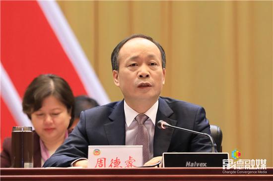 市委书记、市人大常委会主任周德睿讲话。