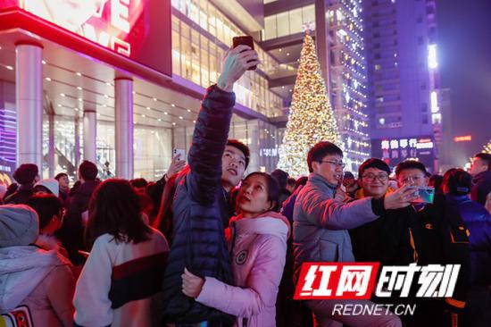 新年倒计时后，一对情侣合影，留下新年第一张甜蜜的合影。