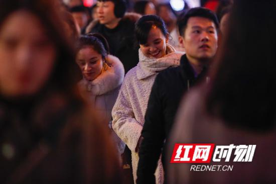 跨年夜，路人脸上都洋溢着开心的笑容。