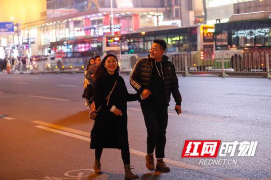 男生牵着女生的手，共度跨年夜。