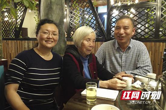 刘崐第六代孙女刘红(左)、贺明华奶奶和她的二儿子刘建其。