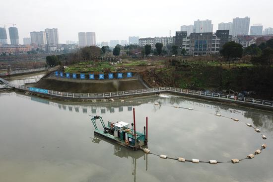 1月7日,绞吸船在王家河上吸取淤泥(无人机照片)。新华社发(陈振海摄)