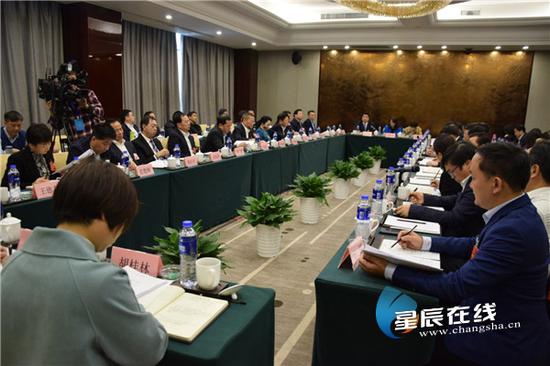 (岳麓区代表团分组审议《政府工作报告》。)