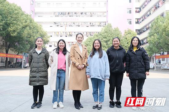 左菲和学生们在一起。
