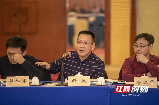 舒斌委员的发言,吸引着其他委员的关注。