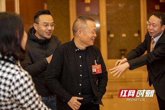 散会后,不少委员都相互邀约合影,留作纪念。