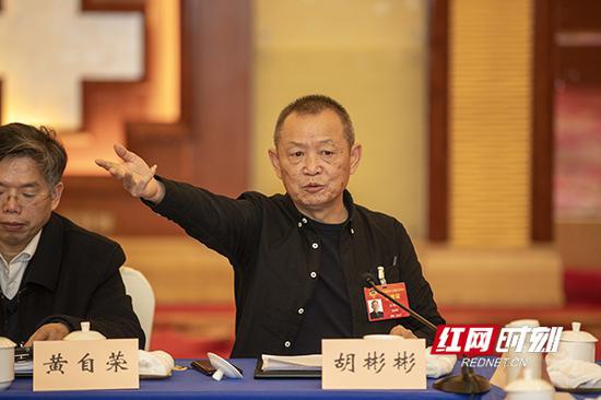 胡彬彬委员正在慷慨激昂地发言。