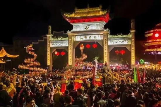 南岳庙会 图:谢勇立