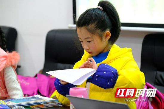 整理学习资料也是锻炼孩子们的方式。