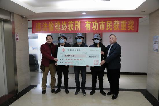 市河长办负责人为举报者颁发奖金