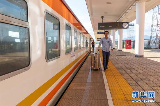 1月15日，刘帅在肯尼亚内马铁路恩贡站再次登车。  新华社记者 王腾 摄
