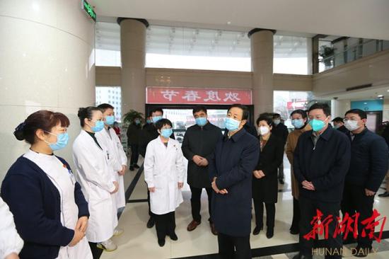 省委副书记、省长许达哲在长沙市第一医院督导检查疫情防控工作。