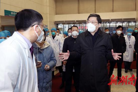 1月25日上午，省委书记杜家毫在中南大学湘雅二医院督导检查疫情防控工作。