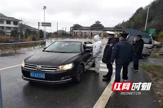 通道县组织人员在高速路口排查。