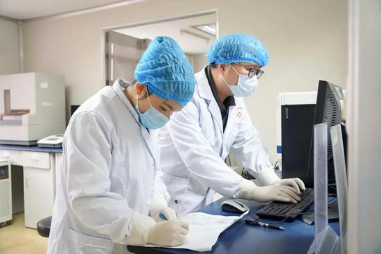 湖南省疾病预防控制中心微生物检验科。图片来源：湖南人民广播电台