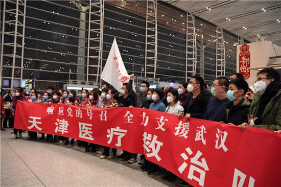 ↑ 1月28日,在天津滨海国际机场,天津第二批赴武汉医疗队队员在出发前合影。新华社记者 马平 摄