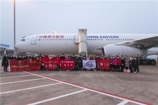  ↑ 1月28日，上海第二批援鄂医疗队队员在上海虹桥机场合影。新华社发（王翔摄）