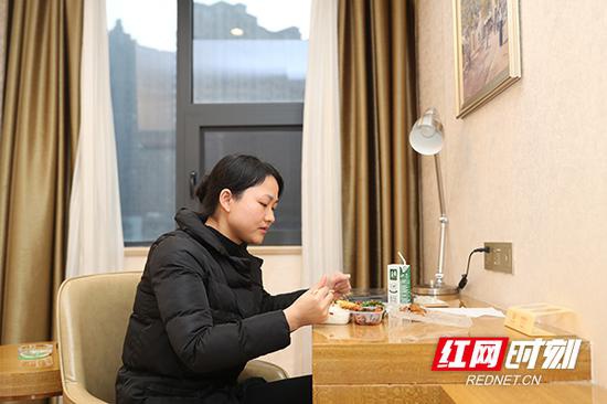 吃完饭后，党员陈艳将为湖北籍客人进行心理咨询服务。