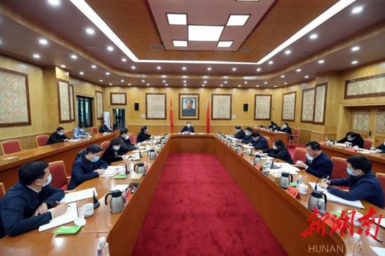 1月30日上午，省委书记杜家毫主持召开医疗专家座谈会，听取大家对疫情防控特别是病患救治工作的意见建议。