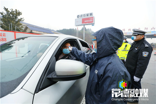 在太阳山收费站（杭瑞高速常德北出入口）疫情检测点，工作人员逢车必查，逢人必检。