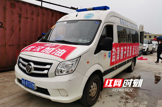 载满捐赠物资的车辆整装待发开往武汉。