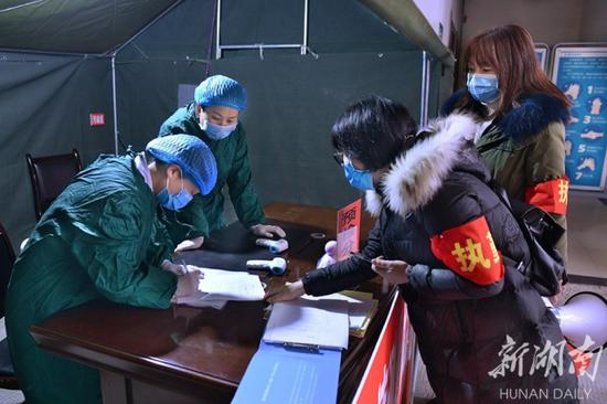 2月9日,由洪江市科协、芙蓉社区党员干部组成的防疫巡查小分队在市妇幼保健院了解进院就诊人员情况