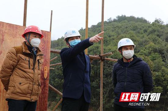 湖南百舸水利公司党委书记、董事长姜赛娇(中)视察金井项目开工复工。