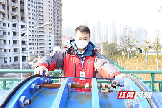 工作人员对供水管网、水箱、二次供水泵房及加压站等实施地毯式排查,消除供水安全隐患。(资料图)