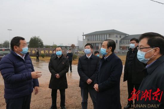 (许达哲在宁乡市东城污水处理厂督导环境治理工作。)