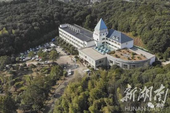为应对新型冠状病毒感染的肺炎疫情,长沙市仅用了72小时便完成了长沙市第一医院北院(长沙市公共救治中心)1.41万平方米的改造修缮。湖南日报记者 辜鹏博 摄