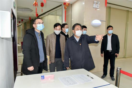(2月12日,湖南省检察院检察官蒋智勇、潘超作为联络员在省建工集团帮助企业指导复产复工后的疫情防控工作。来源:湖南检察微信公号)