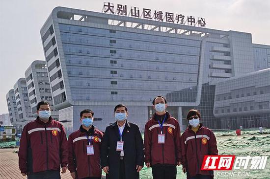 医疗队员在黄冈大别山区域医疗中心。