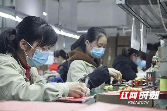 　　2月16日，走进桂阳华阳运动用品有限公司生产车间，生产线上工人们一片忙碌。