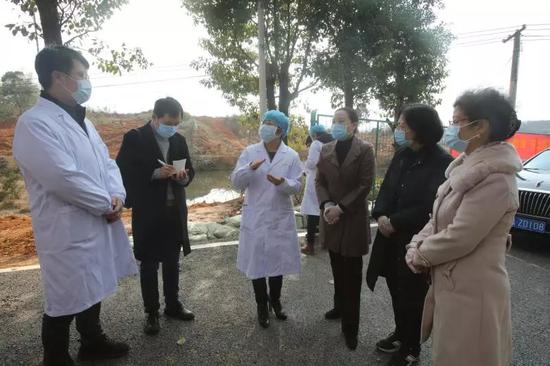 湖南省妇联主席姜欣和副主席卢妹香，长沙市妇联主席文方在长沙市一医院北院看望医护人员，并送去医用物资。