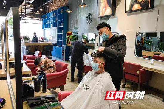 天心区书院南路的水灵珑理发店,实行预约制,发型师对所有的工具进行消毒,保证顾客的健康安全。长沙人的“头等大事”,放心去办!