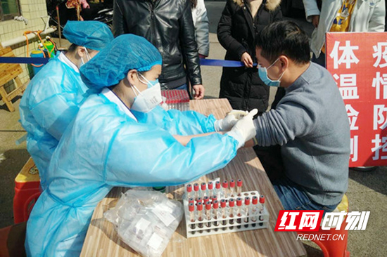 医务人员在园区为企业员工进行IGM检测抽血采样。