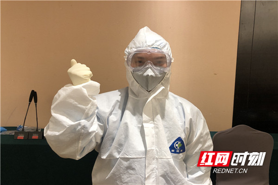 李萍到达黄冈后再次熟悉防护装备穿脱。