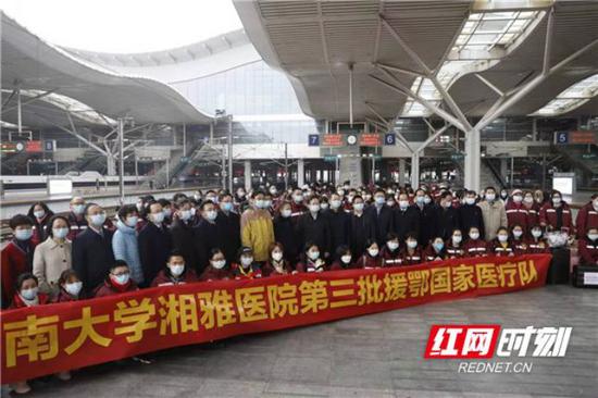 大年初一,“医疗湘军”星夜集结,首批137名医护人员向武汉进发;1月28日晚,湖南再派第二批医疗队驰援湖北;从1月27日起,湘雅三大医院支援湖北的多支国家医疗队相继奔赴武汉;2月10日,根据国家统一安排与山东“合援”黄冈;2月15日,湖南第八批医疗队驰援武汉……