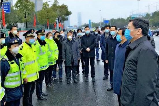1月24日,农历除夕,省委书记杜家毫、省长许达哲前往长沙高速收费站和省公安厅督查疫情防控。