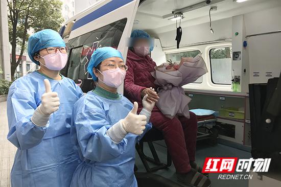 2月22日上午，72岁的黄某牵着医护人员的手走出郴州市第一人民医院，坐上回资兴市的车。