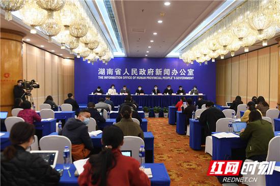 2月26日下午,湖南省政府新闻办公室召开新闻发布会,介绍湖南疫情防控工作以及分区分级精准复工复产、全面恢复生产生活秩序等情况。