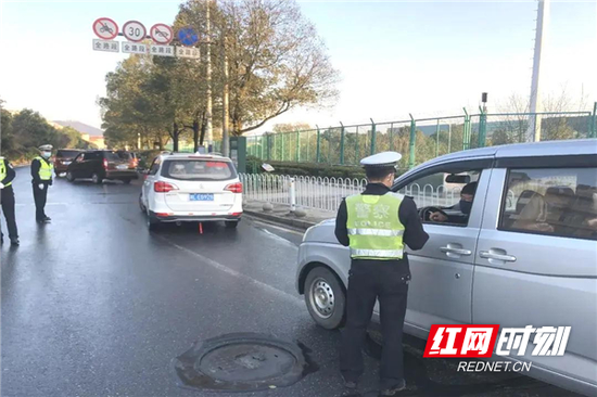 民警在重点路段重点检查超员载客等违法行为。
