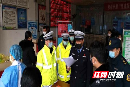 民警指导汽车客运站复工复产及防疫,要求企业做好客车安全性能检测、车辆消毒清洁、驾驶员体温检测、上岗前安全知识培训以及情绪安抚,为客运恢复运营打下良好基础。