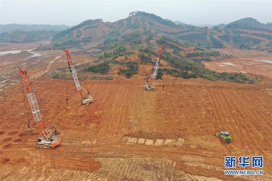 这是2月21日拍摄的长沙高新区319国道南侧的中联重科智慧产业城工地,强夯机在进行强夯作业(无人机照片)。 新华社记者 姚羽 摄