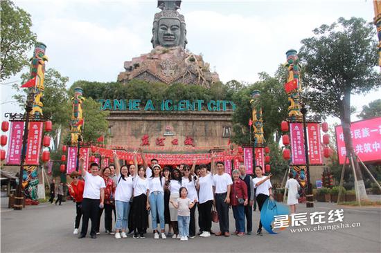 (2019年“十月生日免费游宁乡”活动游客在炭河里古城合影)